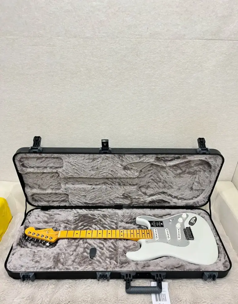 Fender Stratocaster American Ultra blanche dans son étui