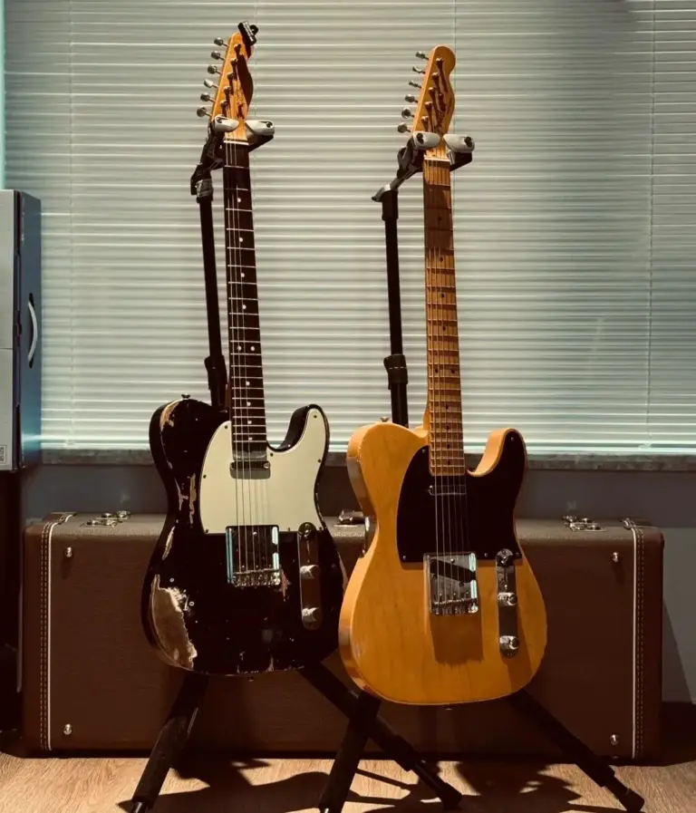Deux Fender Telecaster vintage sur pieds
