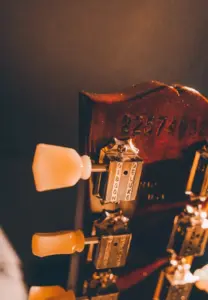 Ma guitare se désaccorde tout le temps : les 8 causes (et les solutions)