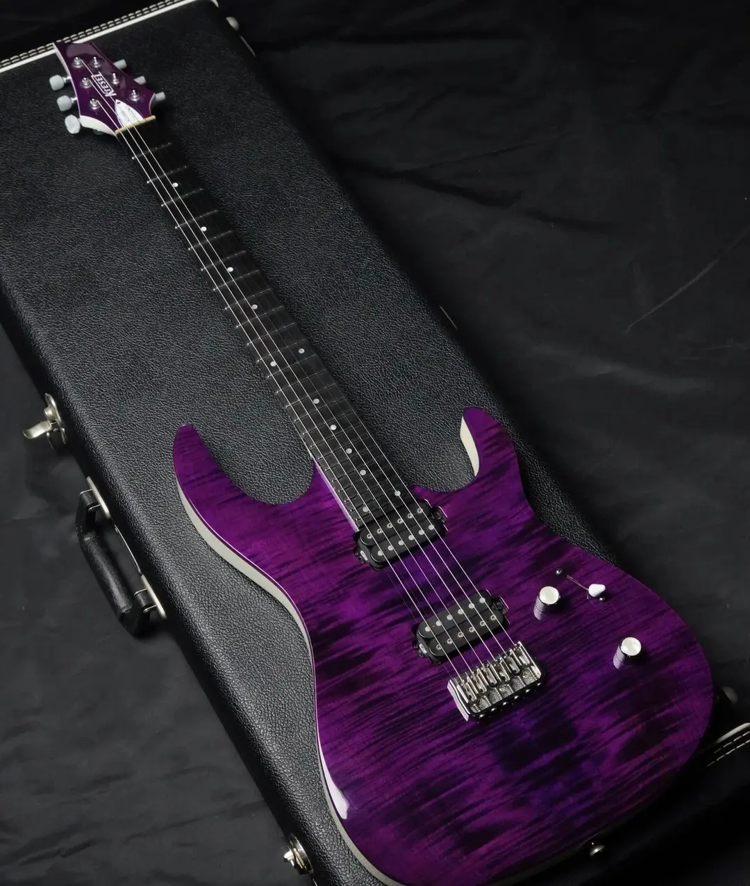 Guitare électrique Kiesel table flammée violette dans son étui