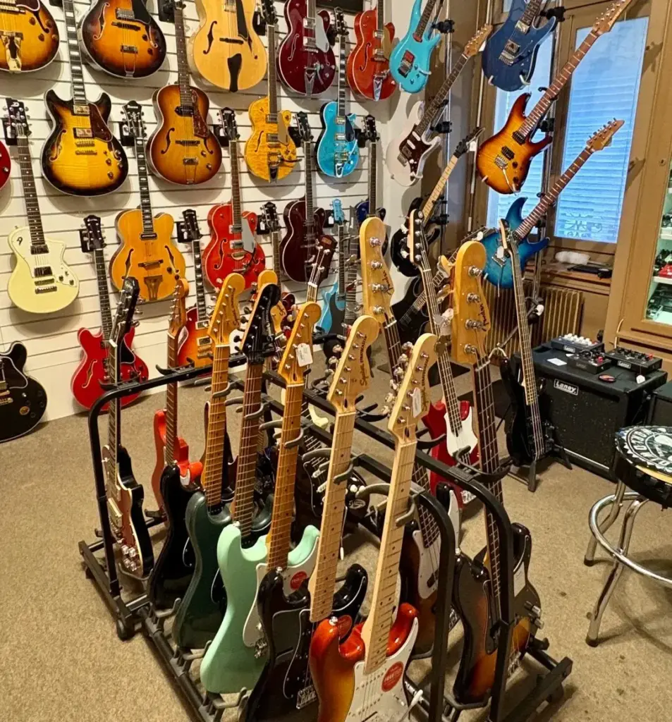 Mur de guitares dans un magasin de musique