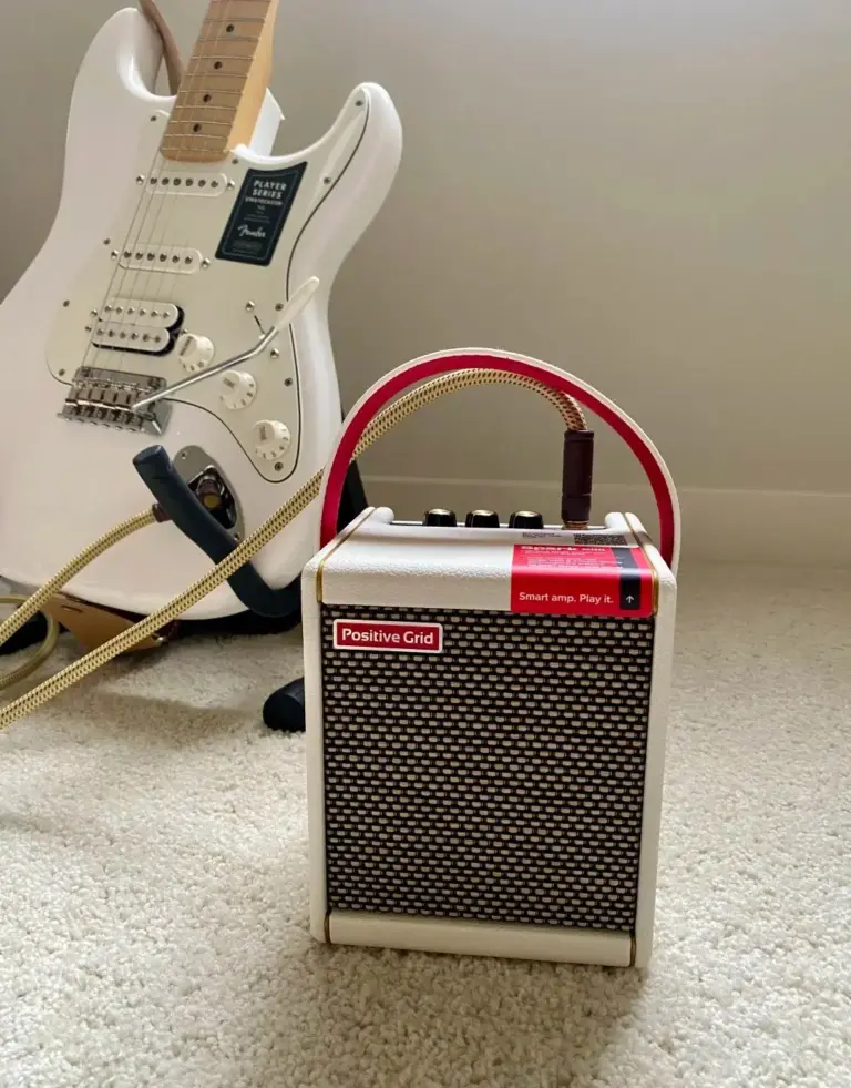 Mini ampli Positive Grid Spark avec Stratocaster blanche