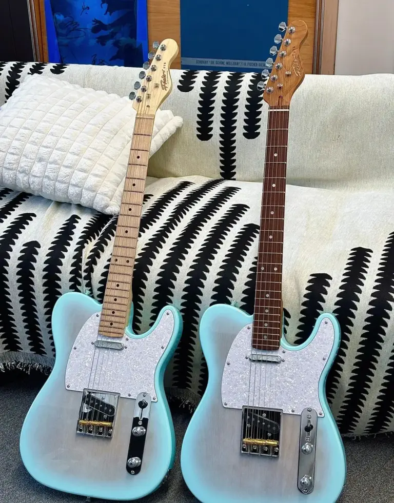 Deux Telecaster bleu sonic côte à côte