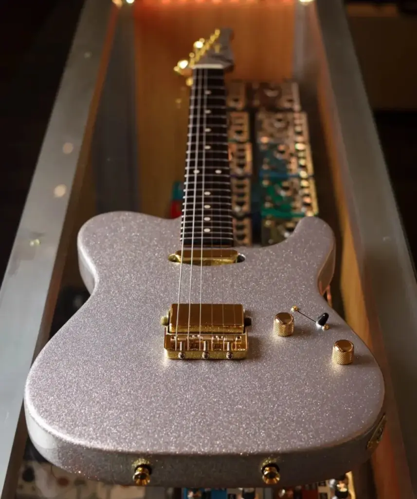 Guitare électrique au fini pailleté argenté