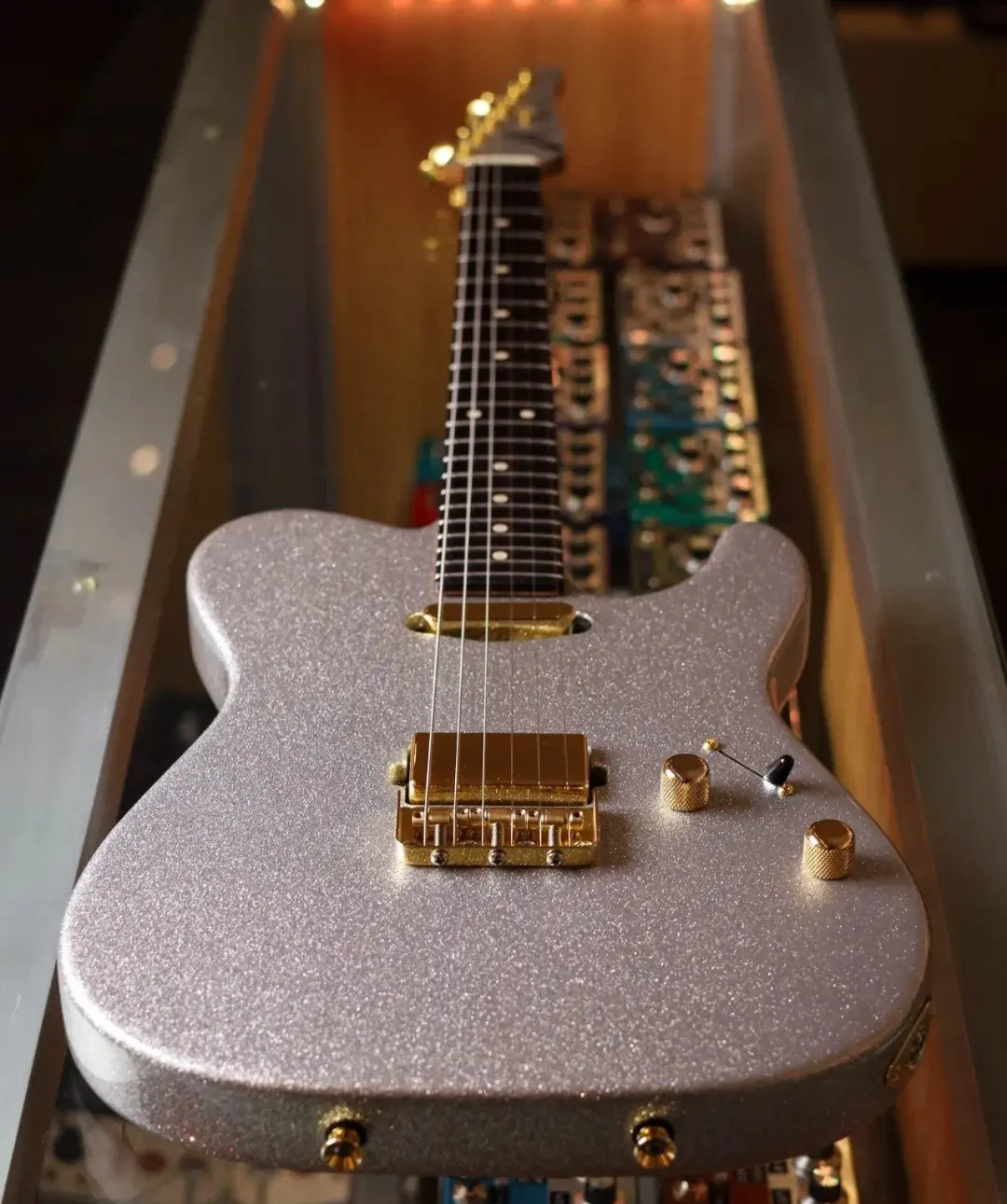 Guitare électrique au fini pailleté argenté